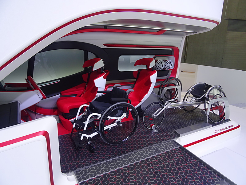 車椅子からシートに移動する際は、ステアリングは前後にシートが上下に動くことで、スムーズな移動をアシストする