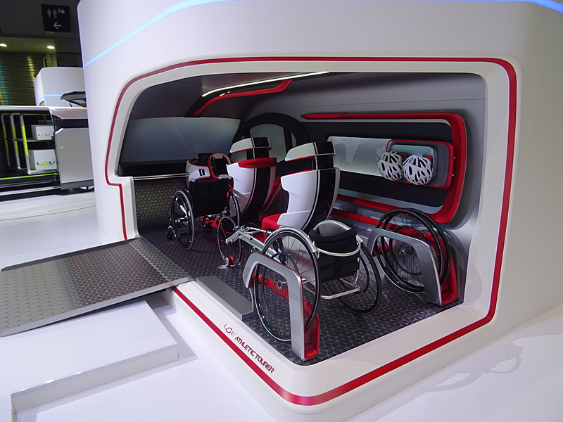 スロープを置いてある位置を地面にみたてており、かなり低い位置（車高15cmくらい）まで車高を下げる機能を持たせるとのこと