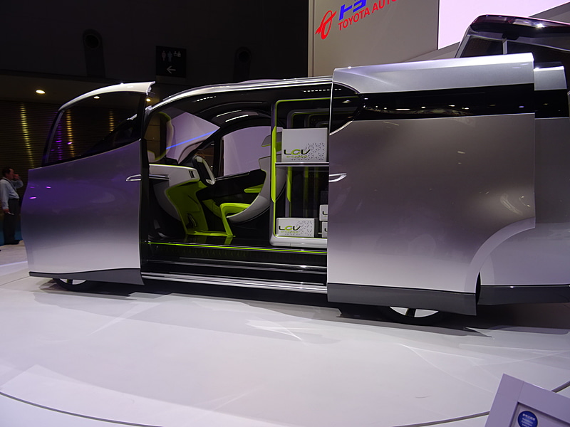 「LCV D-CARGO CONCEPT」は宅配便などのビジネスシーンでの使用に特化したモデル。「LCV BUSINESS LOUNGE CONCEPT」は飛行機のファーストクラスのような作りで、エクゼクティブの移動に特化したモデル