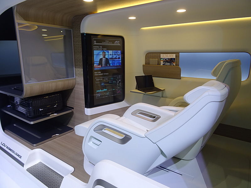 「LCV D-CARGO CONCEPT」は宅配便などのビジネスシーンでの使用に特化したモデル。「LCV BUSINESS LOUNGE CONCEPT」は飛行機のファーストクラスのような作りで、エクゼクティブの移動に特化したモデル