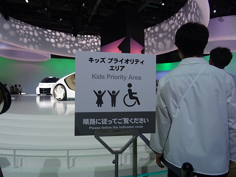 人だかりができるデモの時間になると、ステージ前に子供達や障碍者が快適に観覧できるプライオリティエリアを設けるブースが多く見られた