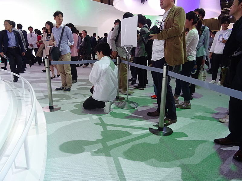 人だかりができるデモの時間になると、ステージ前に子供達や障碍者が快適に観覧できるプライオリティエリアを設けるブースが多く見られた