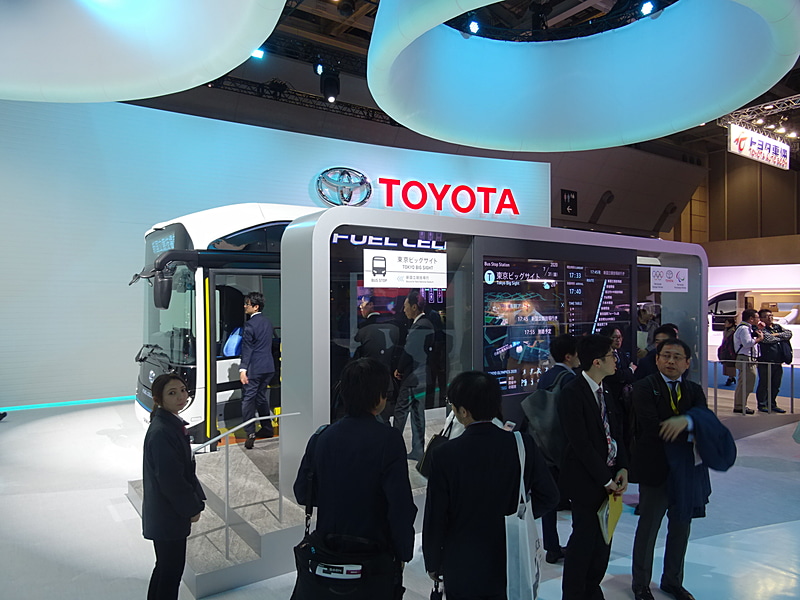 水素と空気の化学反応で電気を作りだして走る燃料電池バス（FCバス）。