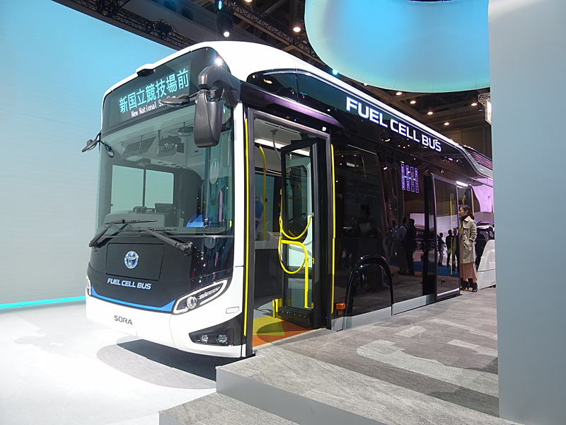 燃料電池バス（FCバス）は東京オリンピック・パラリンピックに向けて、東京を中心に100台以上の導入を予定