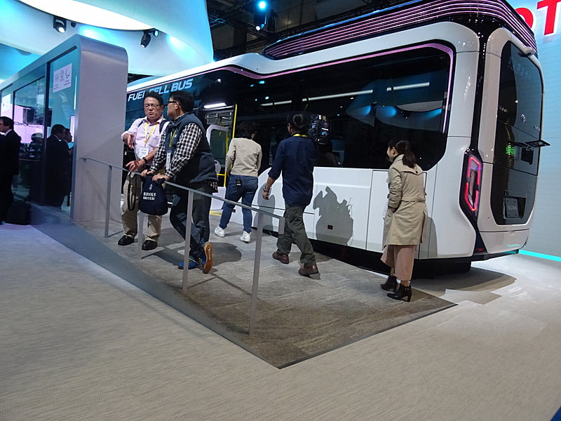 燃料電池バスの停留所には緩やかなスロープが。