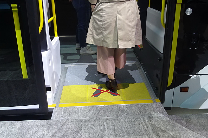 展示車輌でのバスと停留所の隙間は十数cmほど