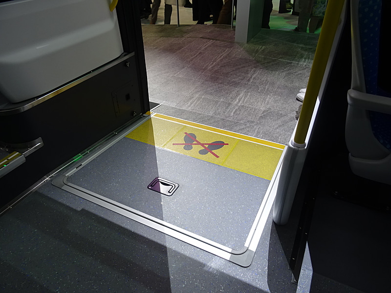 展示車輌でのバスと停留所の隙間は十数cmほど