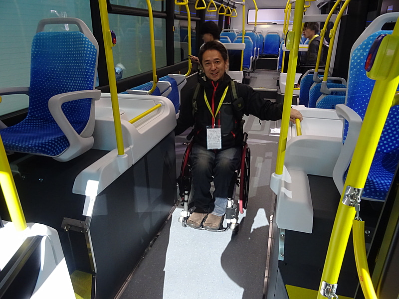 広くフリースペースがとられた車内は車椅子でも動きやすい