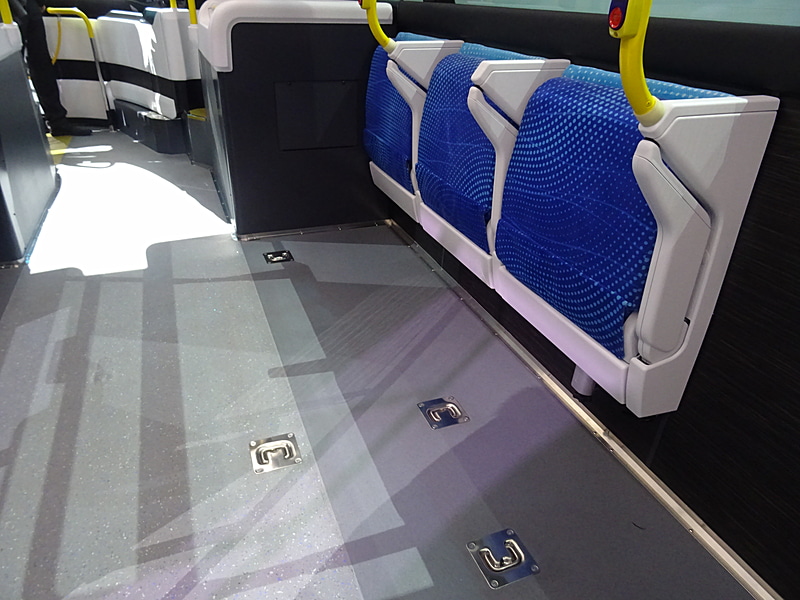 フックポイントの数を見る感じでは、車椅子は2台まで固定できそう。