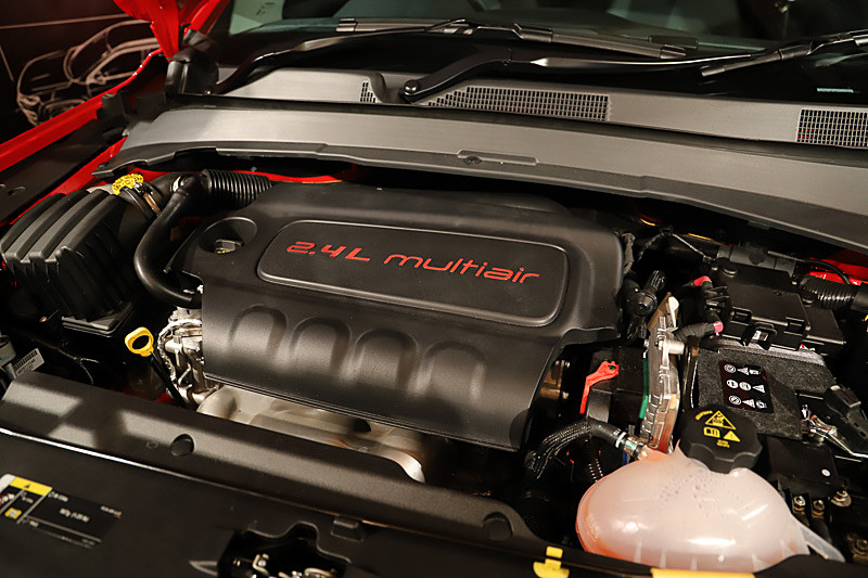 最高出力129kW（175PS）/6400rpm、最大トルク229Nm（23.4kgm）/3900rpmを発生する直列4気筒 2.4リッターマルチエアエンジンを搭載。組み合わせるトランスミッションは、2WD（FF）モデルでは6速AT、4WDモデルでは9速ATとなる