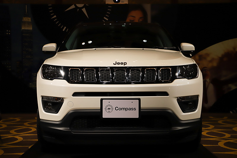 特徴的なデザインのLEDヘッドライトは、7スロットグリルと一体化したデザイン