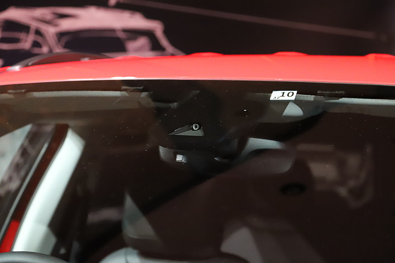 フロントウィンドウ内側やフロントバンパーにカメラを設置