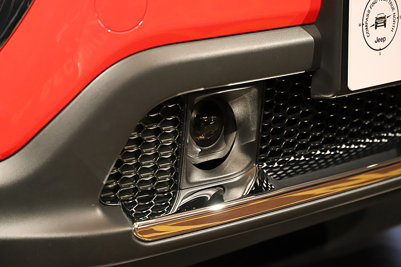 フロントウィンドウ内側やフロントバンパーにカメラを設置