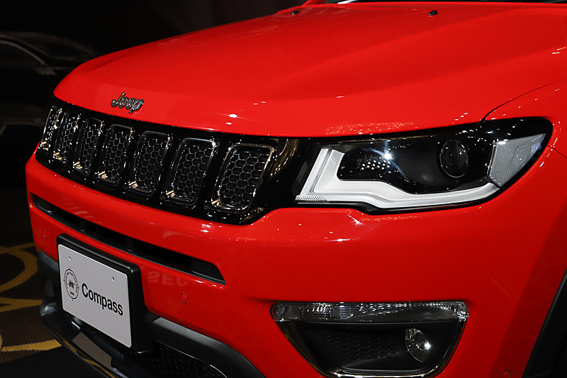 特徴的なデザインのLEDヘッドライトは、7スロットグリルと一体化したデザイン