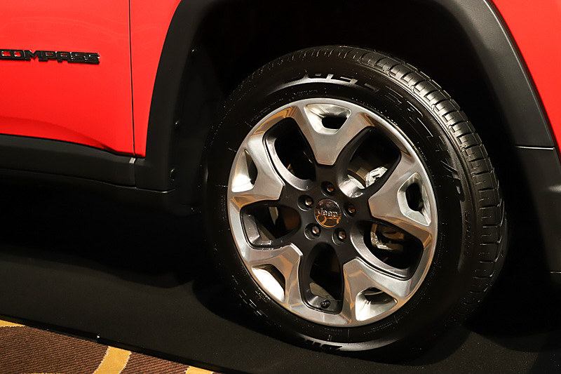 グレードごとにホイールとタイヤのサイズが異なり、Limitedでは225/55 R18を装着