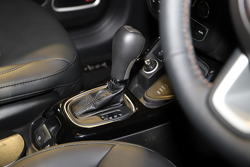 シフトノブまわり