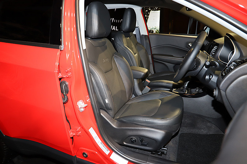 フロントとリアのシート