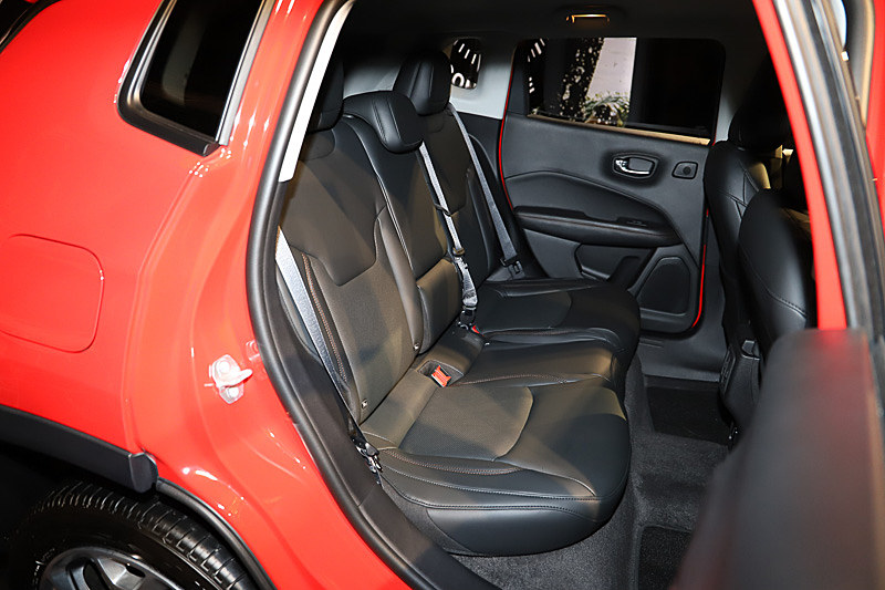 フロントとリアのシート