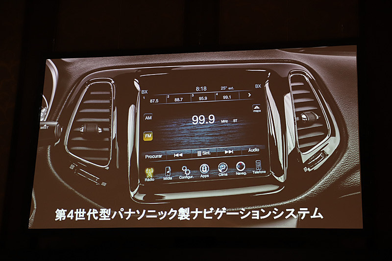 第4世代の「Uconnectシステム」を全車に標準装備。8.4インチ型のタッチスクリーンパネルを搭載したヘッドユニットをパナソニック製に変更し、先代と比較してレスポンスの速さや画像の表示などが改善されている。また、Apple CarPlayとAndroid Autoにも対応