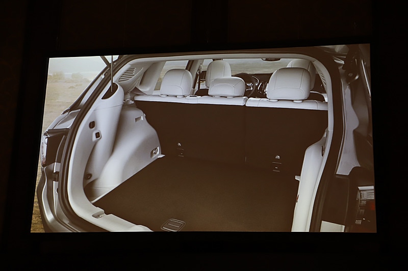 ラゲッジルームでは3段階に調節できるフロアボードを採用して荷物を多く積めるようにしたほか、助手席のシートを上げるとシートの中にも荷物を積めるように工夫されている