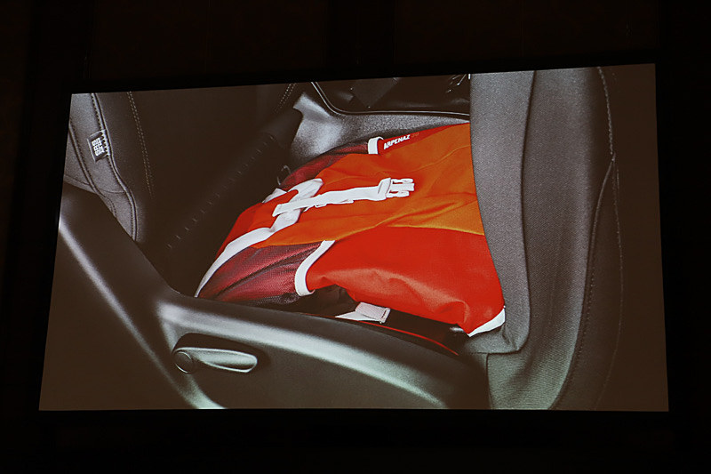 ラゲッジルームでは3段階に調節できるフロアボードを採用して荷物を多く積めるようにしたほか、助手席のシートを上げるとシートの中にも荷物を積めるように工夫されている