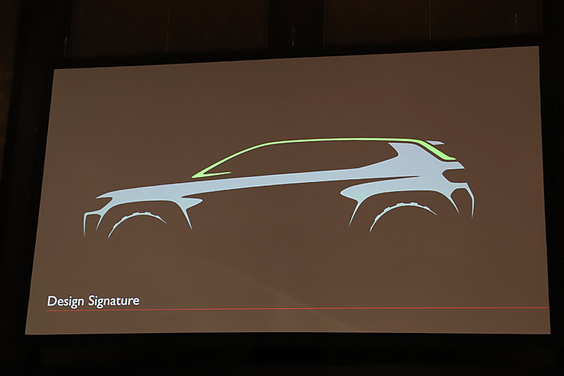 コンパスのエクステリアは、駐車場などの広い場所で遠くからでもジープだと分かるようなデザインとしてトリムラインを導入。サイドミラーから窓を沿ってリアへ行き着く途切れのない1本のラインにより、視線が下の方に誘導されることで、力強さや保護というイメージを表現