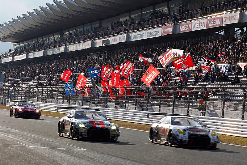 富士スピードウェイのホームストレートを駆け抜ける日産＆NISMOのGTマシン