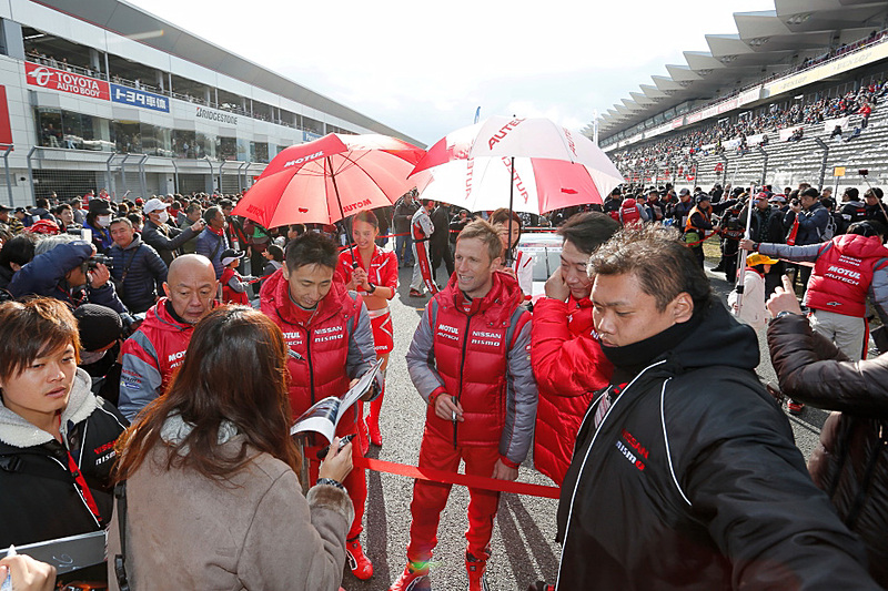 グリッドウォークやピットウォークでは選手や監督などと触れ合うチャンスも