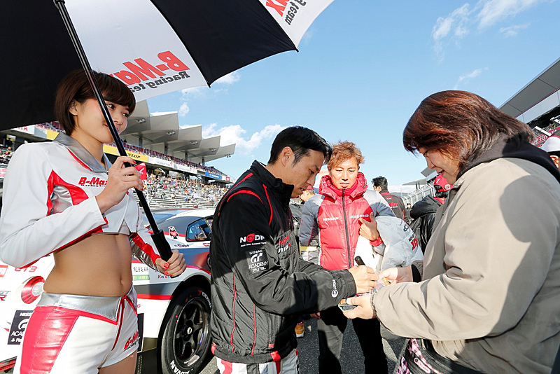 グリッドウォークやピットウォークでは選手や監督などと触れ合うチャンスも