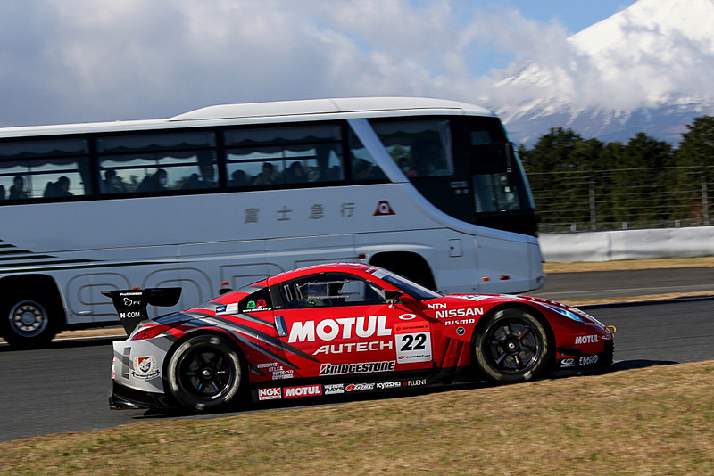 レースマシンを“猛獣”に見たて、バスの車内から迫力の走りを体感できる「サーキットサファリ」