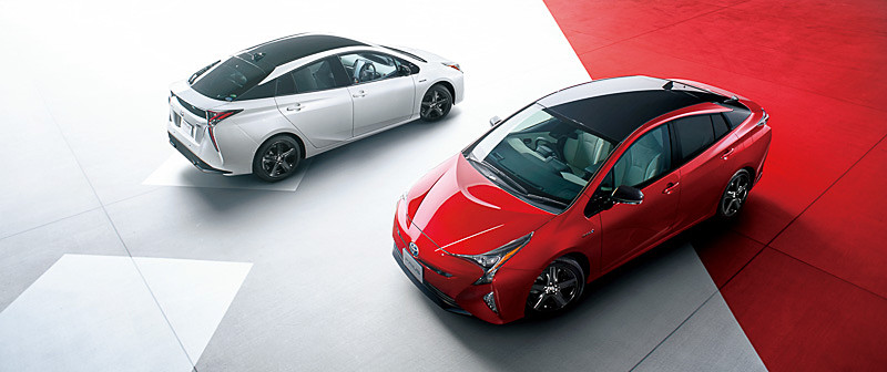 A プレミアム“ツーリングセレクション・20th Anniversary Limited”。左が「アティチュードブラックマイカ×ホワイトパールクリスタルシャイン」、右が「アティチュードブラックマイカ×エモーショナルレッド」