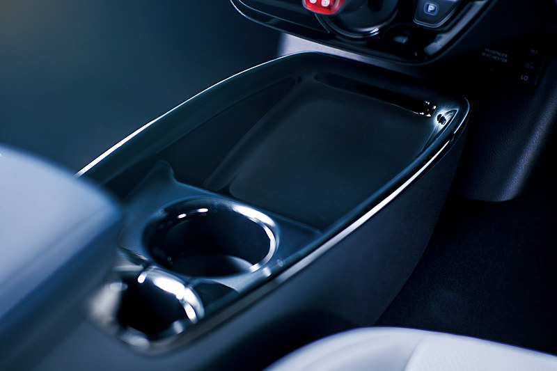 ピアノブラック加飾を施したフロントコンソールトレイは、傷つきにくさと小さなすり傷を自然に直す修復効果により、艶と輝きを保つコーティングがされている