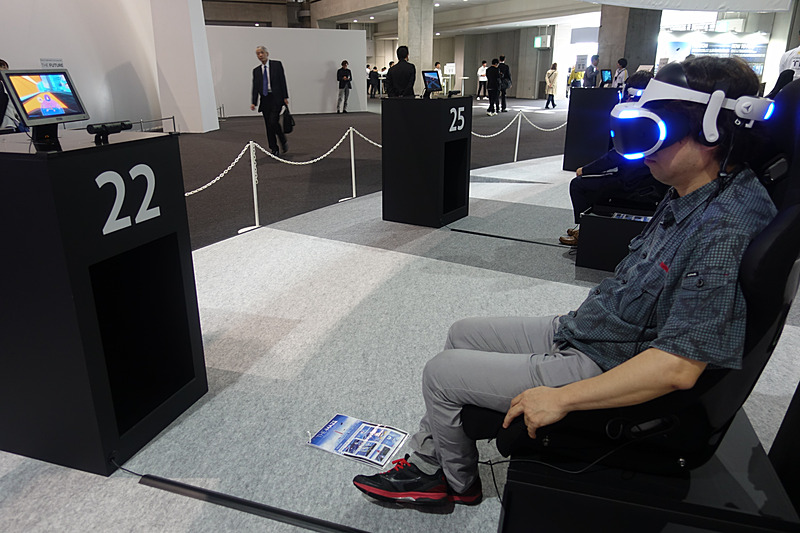 頭部で操作するマーカーで進行方向を選択。修正は効かないので慎重に選択したい