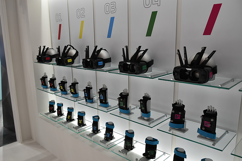 VR-HMDのほかに、ポジショントラッキング用デバイスを両手両足に取り付ける