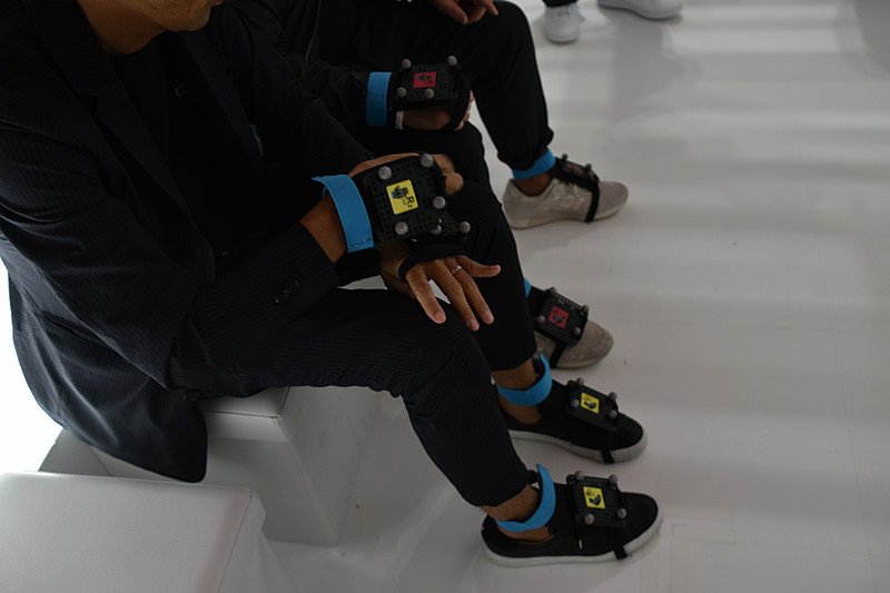 ポジショントラッキング用デバイスの色はVR空間上に現れるアバターの色を表している。家族や友人などと参加したときにはメンバーの色も覚えておきたい