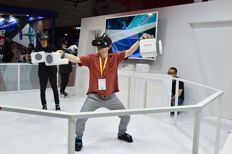 センサーユニットを操作する筆者。基本的に使用できるセンサーは1人1基なのだが、同時参加の人数が少ない場合は二刀流でプレイすることも可能。二刀流だとスコアも上がりやすい