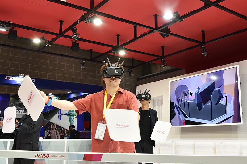 “盾コントローラ”を使ってコンピュータウイルスからのビーム攻撃を防御。こちらもコントローラが余っていれば二刀流でプレイできる