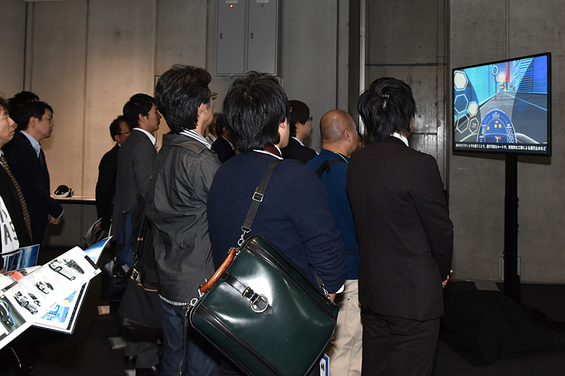 ブリーフィングの様子。コントローラを使わない車両の操縦方法や「アイテム」的なパワーアップ施設の説明はちゃんと聞いておきたい