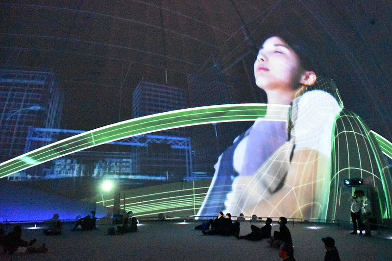 空いていれば座ったり寝そべったりして見るのもいい