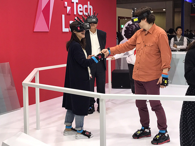 近くの人と肉声で話したり握手することも容易。家族や友人と楽しんだ方が楽しさも倍増するだろう