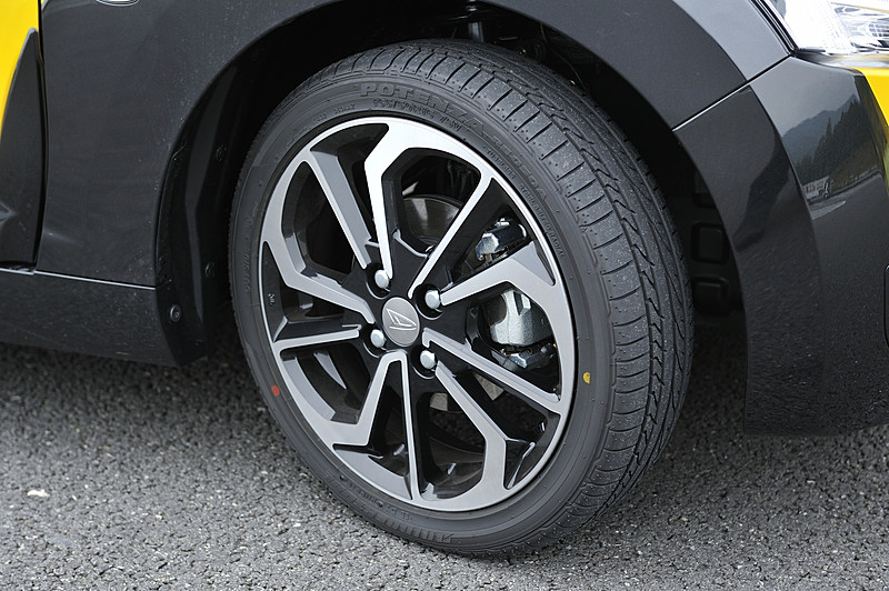 ホイールはXPLAY用デザイン