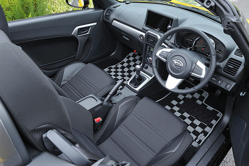 インテリアは「選べるインテリアパック」で好みに合わせて3タイプから選択可能。今回お借りしたXPLAYはブラックインテリアパックの設定