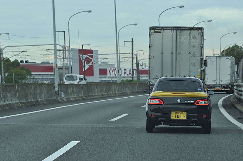 ダイハツ京都工場横を通過。名神高速道路の名神大山崎ICのすぐそばだ