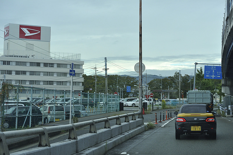 大阪まで到着。豊中ICで1度一般道へ降りて、ダイハツ工業の本社へ向かう