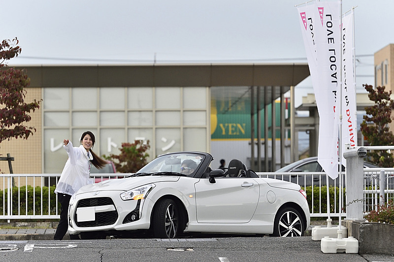 10時入場開始だが、待ちきれない参加者が朝早くから集まっていた