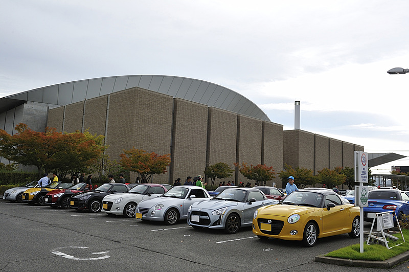 早着組は施設内の屋外駐車場へ案内されるので、開場待ちの列で周辺道路に影響が出ないというように配慮がされていた。これは付近の方だけでなく参加者にとってもメリットが大きい