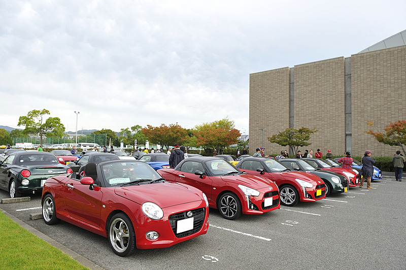 早着組は施設内の屋外駐車場へ案内されるので、開場待ちの列で周辺道路に影響が出ないというように配慮がされていた。これは付近の方だけでなく参加者にとってもメリットが大きい
