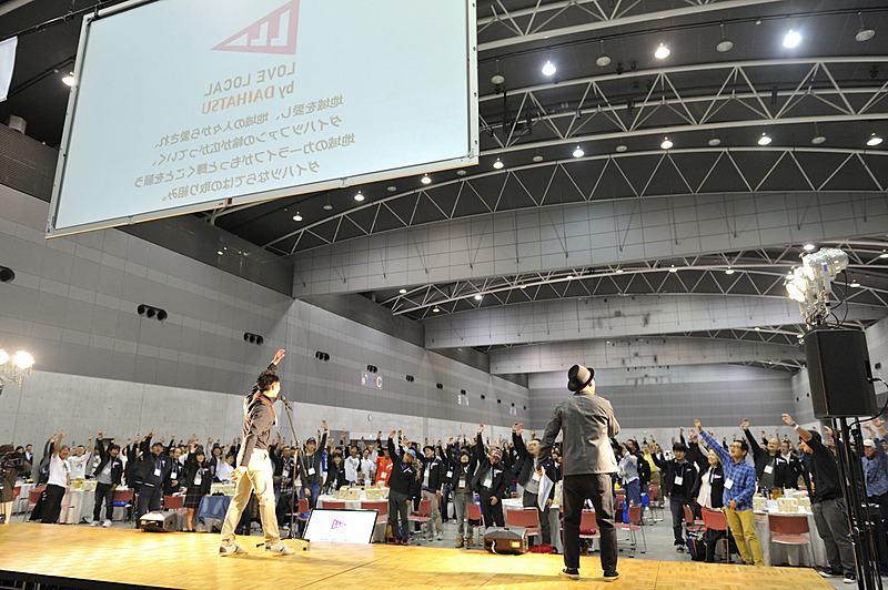 榊原氏は挨拶のあと、会場のユーザーに向かってかけ声のリクエストをした。内容は「1、2、3、C！（COPENのC）」と叫んで、指でCの字を作り掲げるというもの。ここで榊原氏から「私どもは関西の企業です、こういうところでスベッてしまうと業務の評価に響くのでぜひご協力をお願いします」という関西の人らしい（？）発言もあった