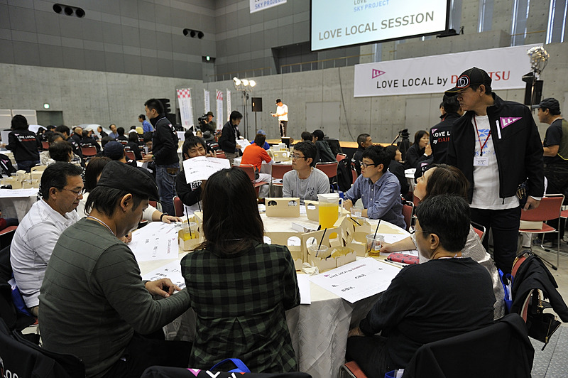 テーブルごとに1人ずつ地元自慢。全員が発言し終わったら席を移動。新しいグループでまた発言するという方法が取られたので、多くの人同士で交流ができていた