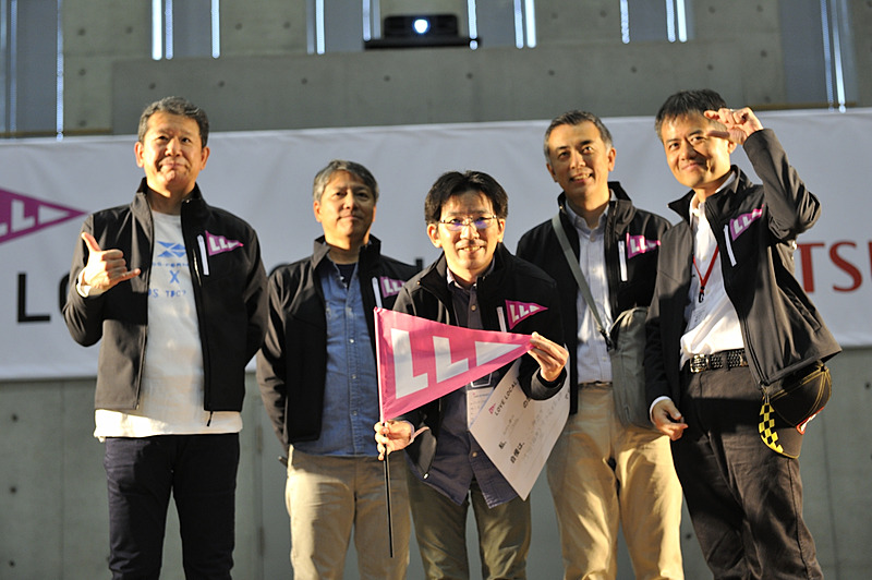 こちらがステージ上で地元自慢を披露してくれた方々。1人目の方は広島で開催していた、初代コペン発売直後からやっていたオフ会について。2人目の方は香川県のうどん、讃岐富士、寛永通宝の砂絵をPR。3人目の方は長野県にあるビーナスラインの紹介。“コペンのためにある”というほど気持ちよく走ることができるという。ステージでPRしてくれた3名にはイベント限定の「LOVE LOCALフラッグ」が贈呈された